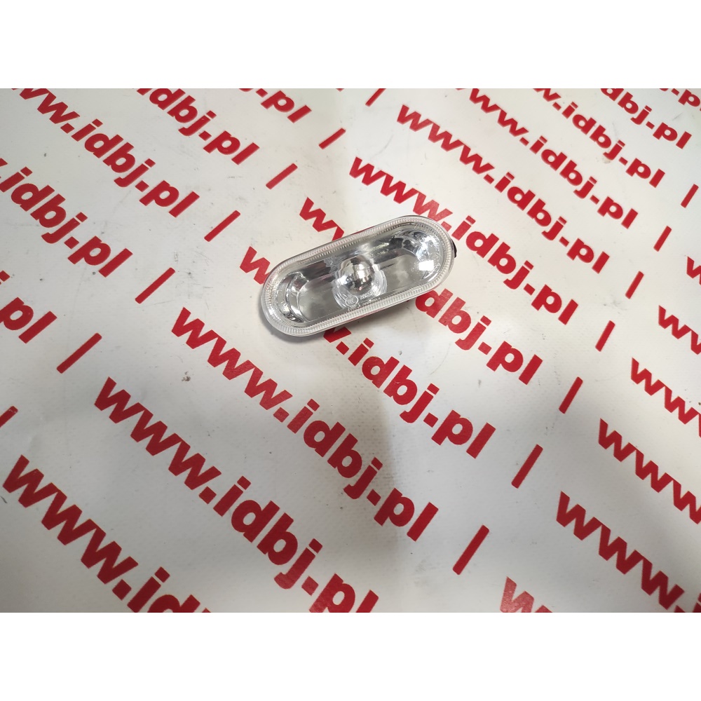 Fotografia produktu VW OR1J0949117 KIERUNKOWSKAZ BŁOTNIKA VW T5, GOLF IV, PASSAT B5 SEAT LEON, ALHAMBRA