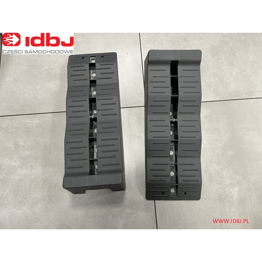 Fotografia produktu PAMMELSON PAM015850116 KLINY RAMPY SCHODOWE DO PRZYCZEP KEMPINGOWYCH Kliny schodkowe wytrzymują maksymalne obciążenie 5 ton na oś. Należy pamiętać, że w szczególności osie przyczep kempingowych mogą bardzo szybko przeciążyć się z powodu dodatkowego obciążenia lub ciężaru silnika. Dwie sztuki w zestawie.