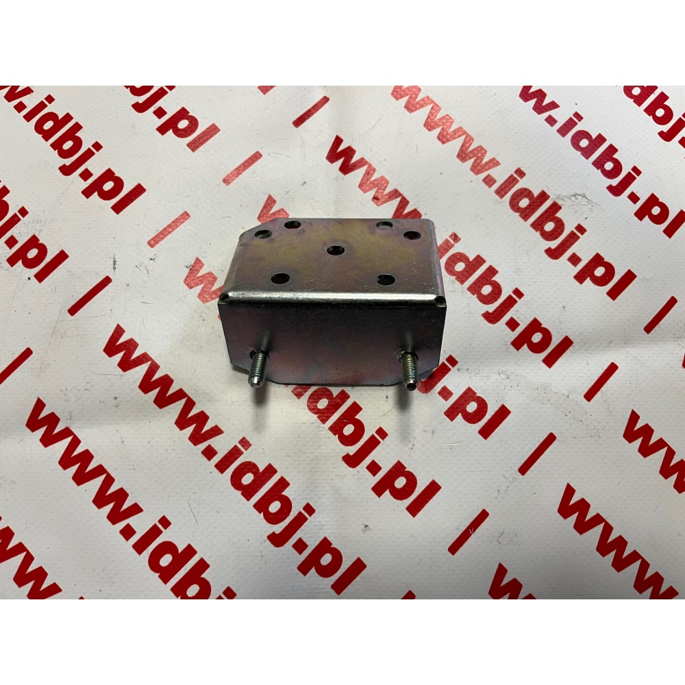 Fotografia produktu IVECO OR41015805 WSPORNIK, ŁĄCZNIK ZMIANY BIEGÓW IVECO STRALIS, TRAKKER, CURSOR METALOWA PODSTAWA PRZYKRĘCANA NA 2 SRUBY POMIĘDZY PRZEGUBEM KARDANA A OBUDOWĄ WAŁKA WYBIERAKA ( TĄ OBUDOWĄ, KTÓRA MA W SOBIE 2 SPRĘŻYNI NA STRZEMIENIU)