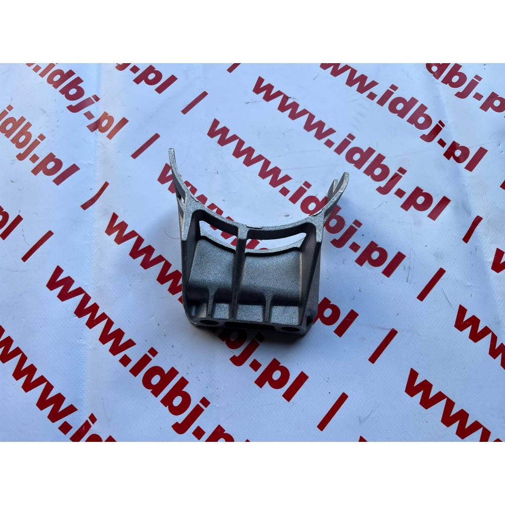 Fotografia produktu IVECO OR504090981 WSPORNIK, MOCOWANIE ZBIORNIKA PŁYNU WSPOMAGANIA IVECO DAILY 06- Suport zbiornika płynu przekładni kierowniczej Iveco Daily 55S 4x4. Iveco Daily 2006– Power Steering Fluid Reservoir Bracket Mount also fits Iveco Daily 4x4 models.