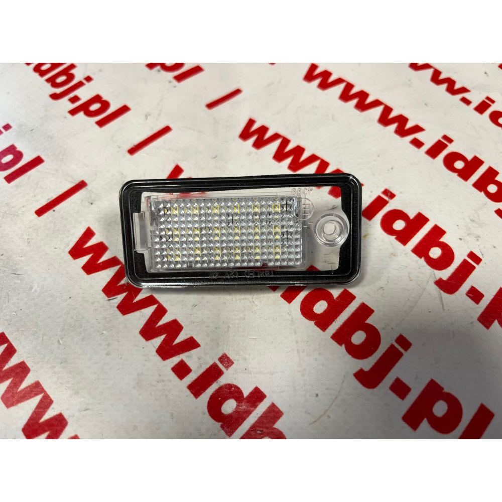 Fotografia produktu SKV PAM8E0807430A OŚWIETLENIE TABLICY REJESTRACYJNEJ AUDI A4 B7 KOMBI LED 