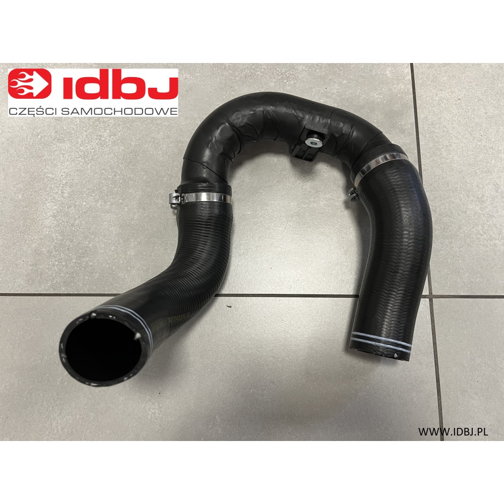 Fotografia produktu PAMMELSON PAM111250025 PRZEWÓD, RURA, WĄŻ INTERCOOLERA FIAT DOBLO 15- 1.6 JTD, 2.0 JTD PRZEWÓD TURBOSPRĘŻARKI - PIERWSZY OD INTERCOOLERA - KOLANO 90STOPNI, SILNIKI 1.6 JTD I 2.0 JTD