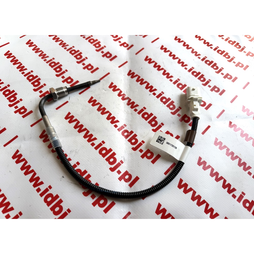 Fotografia produktu IVECO OR5801735139 CZUJNIK TEMPERATURY SPALIN DPF IVECO czarna osłonka, jasnoszara wtyczka, czujnik pod kątem
