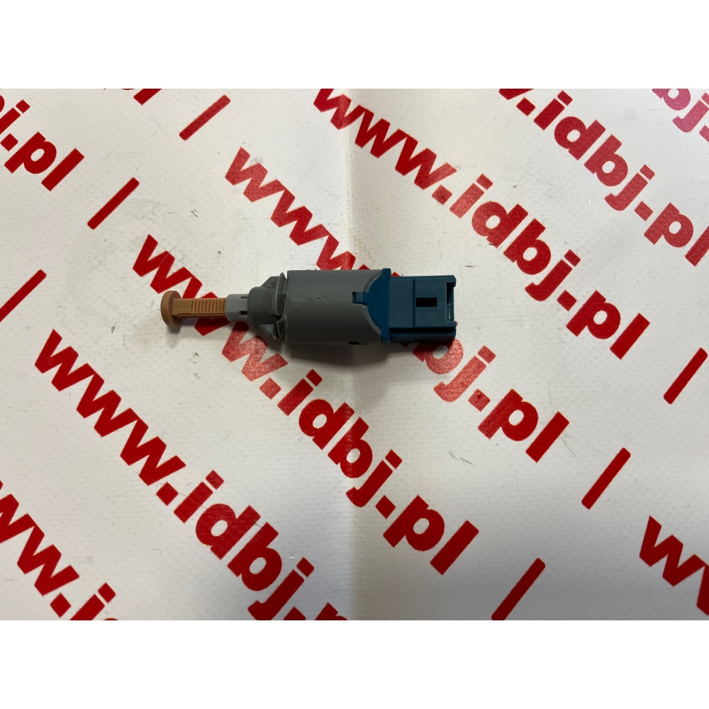 Fotografia produktu HELLA HEL6DD008622-801 WŁĄCZNIK, CZUJNIK ŚWIATEŁ STOPU RENAULT MASTER, TRAFIC PASUJE DO RENAULT KANGOO, TRAFIC II, CLIO II III, LAGUNA I II, MEGANE I II, SCENIC I II, THALIA I OPEL VIVARO, NISSAN INTERSTAR, KUBISTAR