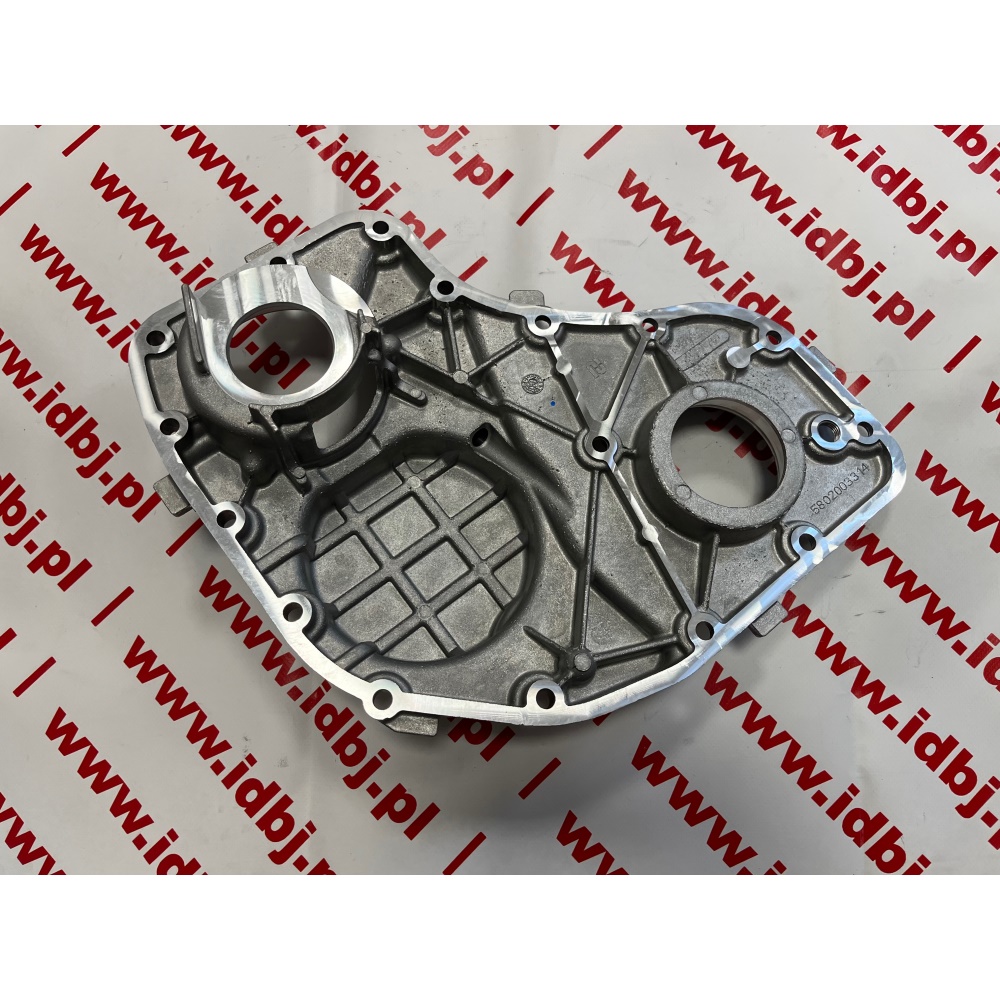 Fotografia produktu IVECO OR5802003314 OSŁONA, POKRYWA ROZRZĄDU IVECO DAILY 14- EURO 6, DUCATO 14- 3.0 JTD METALOWA Aluminiowy dekiel, podstawa rozrządu z otworem na uszczelniacz wału korbowego, pozmianowy na nowy uszczelnaicz.