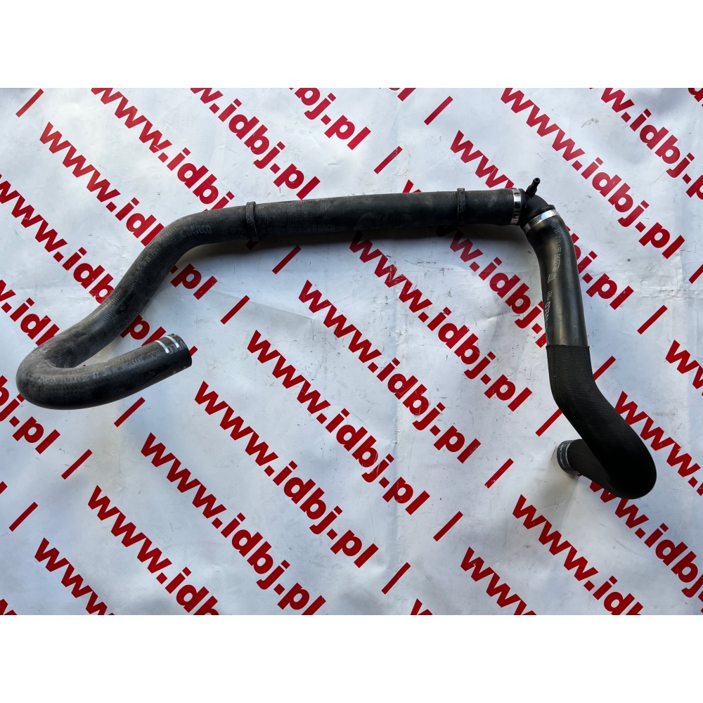 Fotografia produktu IVECO OR504225241 WĄŻ, RURA, PRZEWÓD CHŁODNICY IVECO DAILY 4X4 55S GÓRNY Przewód chłodnicy Iveco Daily 4x4 55S – trójnik plastikowy + dwa węże gumowe. Zestaw zawiera: plastikowy trójnik chłodnicy z wyjściem na przewód zbiornika wyrównawczego, górny wąż chłodnicy biegnący wzdłuż radiatora, druga część przewodu wchodzi do chłodn