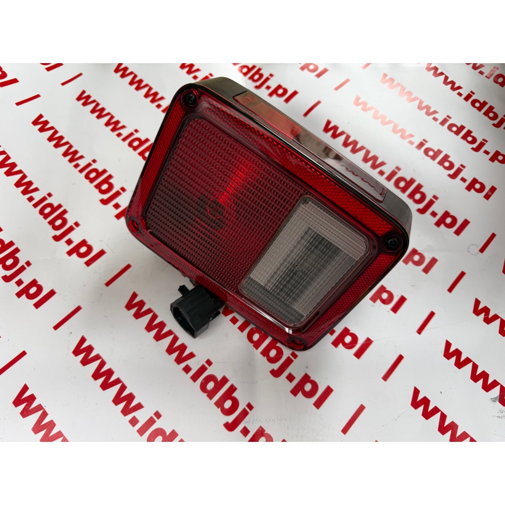 Fotografia produktu PAMMELSON PAM55077890AC LAMPA ŚWIATEŁ TYLNYCH PRAWYCH JEEP WRANGLER 06- P27/7W, PY27/7W. Kolor kierunkowskazu biały, kolor szkła czerwony