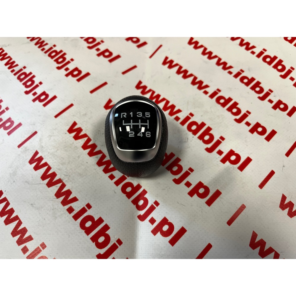 Fotografia produktu IVECO OR5802470372 GAŁKA LEWARKA ZMIANY BIEGÓW IVECO DAILY 2020- 6 BIEGÓW CZARNY POŁYSK Gałka przykręcana śrubą M6 pod wkładką z kolejnością biegów. W zestawie do skrzyni 6-cio biegowej
