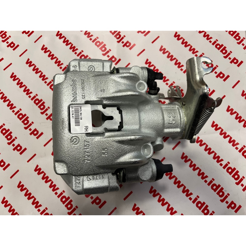 Fotografia produktu IVECO OEM42576914 ZACISK HAMULCOWY IVECO DAILY 16- MODELE S PRAWY TYŁ Zacisk do linki typu młoteczek młoteczek. Kompletny zacisk z jarzmem.