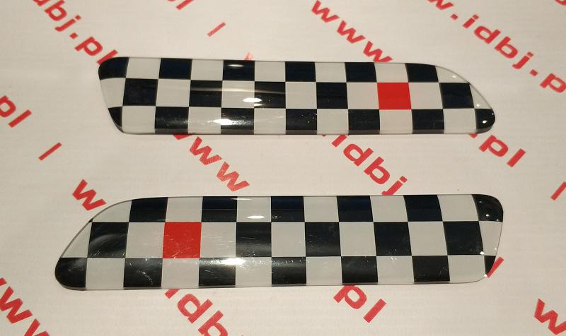 Fotografia produktu FIAT OR50901677 EMBLEMAT, ZNACZEK, NALEPKA FIAT 500 Znak na listwę ze wzorem szachownicy biało czarnej z akcentem czerwieni.