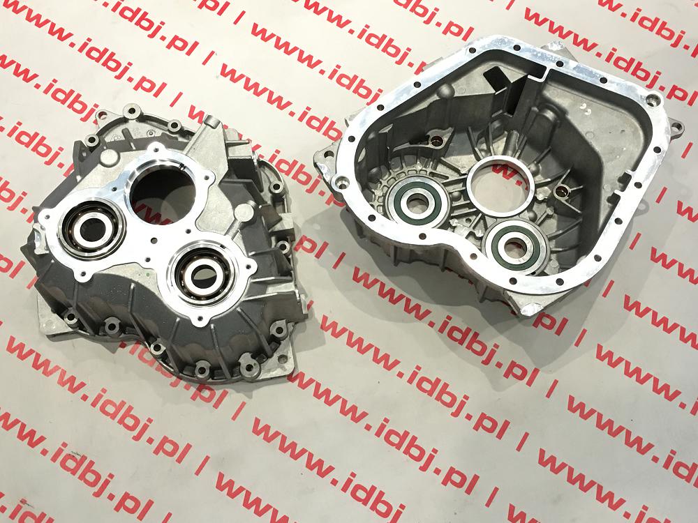 Fotografia produktu FIAT OR55265477 OBUDOWA SKRZYNI BIEGÓW DUCATO, BOXER, JUMPER 06-, 11- 3.0 JTD, HDI TYLNA Tylna pokrywa, obudowa aluminiowa skrzyni biegów typ m40 w zestawie z 2 łożyskami wałków głównych. Obsada wałków głównych i sprzęgłowego, odwłok